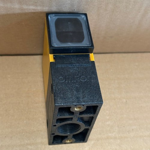 Omron – E3B2-R5M4D-G – Retro-reflective Photoelectric Sensor