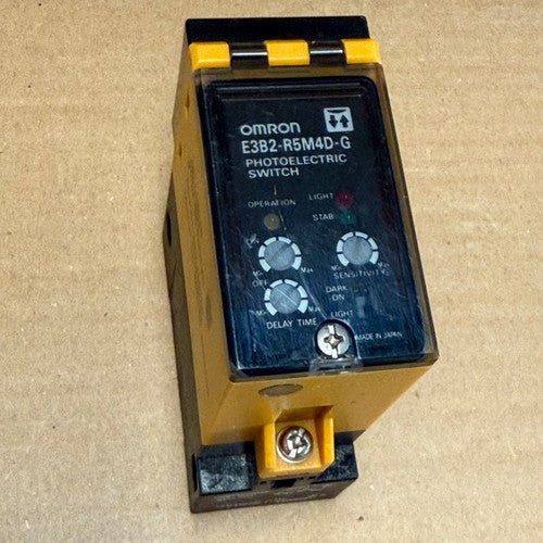 Omron – E3B2-R5M4D-G – Retro-reflective Photoelectric Sensor