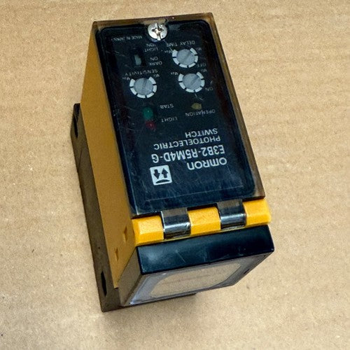 Omron – E3B2-R5M4D-G – Retro-reflective Photoelectric Sensor