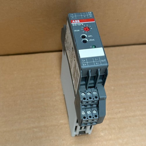 ABB – 1SVR040008R1300 (CC-U/V) – Universal Voltage Measuring Signal Converter
