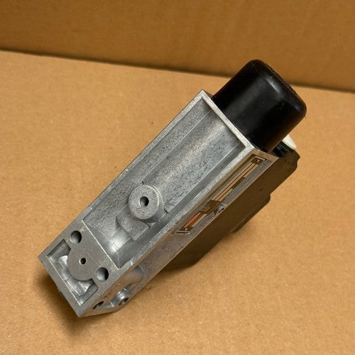 Herion – 0821166 – 8D Series Flange Mount Electro-Mechanical Pressure Switch