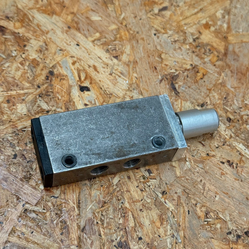 Bosch Rexroth – 0820403014 – 5/2-Way Mechanical / Roller Lever Pneumatic Valve