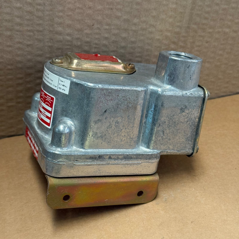 Barksdale – D1T-H18 – Diaphragm Pressure / Vacuum Actuated Switch