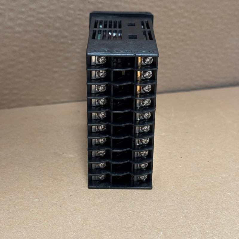 Yokogawa – UT520-00 – Temperature Process Controller