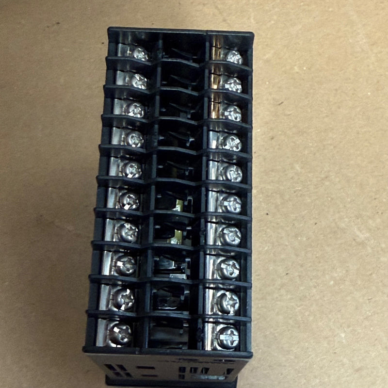 Yokogawa – UT520-00 – Temperature Process Controller